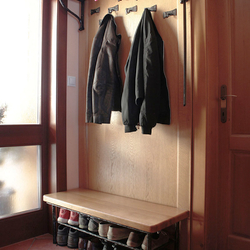Kovaná vešiaková stena s botníkom - kovaný nábytok do predsiene