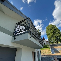 Dizajnov kovan zbradlie na balkne rodinnho domu na Spii