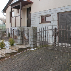 Kované oplotenie rodinného domu - kovaný plot so zahustením v spodnej časti