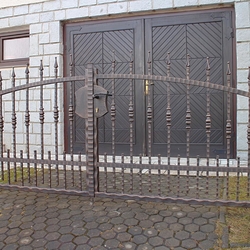 Kované oplotenie - kovaná brána pri rodinnom dome so zahustením v spodnej časti
