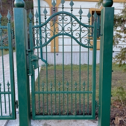 Kovaná bránka s bránou vyrobená v UKOVMI so špeciálnou povrchovou úpravou