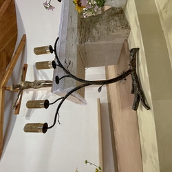 Svietnik tvorramenn v kostole v obci Soko pri Koiciach vykovan ako dubov konr