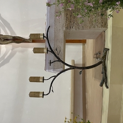 Kovaný svietnik štvorramenný v kostole Krista Kráľa v Prešove vykovaný ako dubový konár