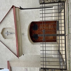 Kovaná brána s krížom vyrobená pre kostol v Ľubici 