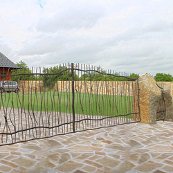 Výnimočná kovaná brána ´Na divoko´ - nadčasová brána pri rodinnom dome