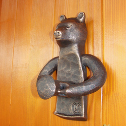 Umelecké ručne kované klopadlo na dvere v tvare medveďa