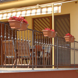 Kované držiaky kvetináčov na terasovom zábradlí vyrobené v umeleckom kováčstve UKOVMI
