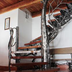 Umelecké schodisko so zábradlím Strom vyrobené z prírodných materiálov kovu a dreva - moderné zábradlie v interiéri