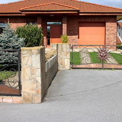 Umelecké oplotenie rodinného domu - kovaná brána a bránka 