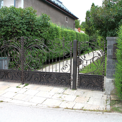 Romantická kovaná brána s nádychom secesie pri rodinnom dome 