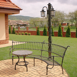 Ručne kovaný nábytok a stĺpové svietidlo v záhrade rodinného domu