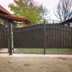 Plná kovaná brána s plechom na chalupe