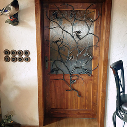 Umelecká kovaná mreža na dverách v tvare dubového konára