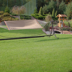 Kovaný mostík v záhrade a záhradné doplnky vyrobené v ateliéri kováčskeho umenia UKOVMI
