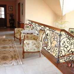 Rustikálne kované zábradlie v interiéri rodinného sídla