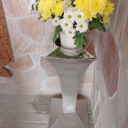 Nerezový stojan na kvety ručne vyrobený v UKOVMI pre kaplnku na hore Butkov
