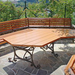 Záhradný kovaný stôl a lavičky kombinované drevom - luxusný záhradný nábytok