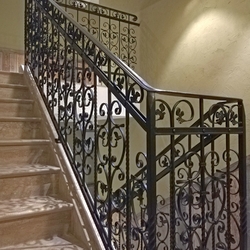 Zábradlie v historickom štýle - kvalitné kované zábradlie na viacposchodovom schodisku