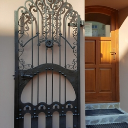 Repas historickej mreže na dverách historickej budovy v centre Prešova