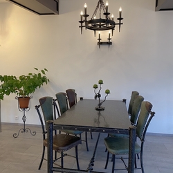 Historický interiérový dizajn - svietidlá, luxusný stôl a stoličky, svietnik