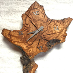 Výnimočné dubové hodiny - originálne nástenné hodiny vyrobené v spolupráci s umeleckými drevármi