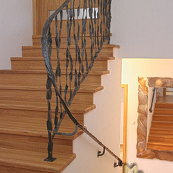Ručne kované zábradlie - crazy - interiérové zábradlie na schody s predĺženým madlom