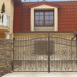 Zdobená kovaná brána - brána pri rodinnom dome