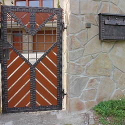 Moderná kovaná bránka - drevo - kov, súhra materiálov - výnimočná bránka 