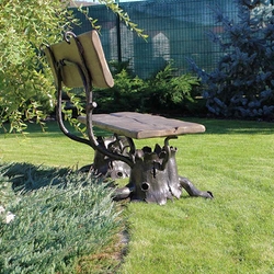 Keď je kováčstvo v symbióze s prírodou - luxusná záhradná lavička