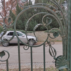 Detail kovanej brány v rustikálnom prevedení 