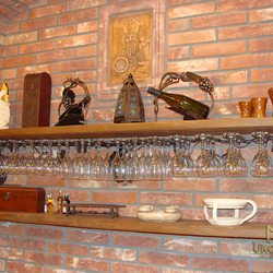 Kovaný držiak na vínové poháre 