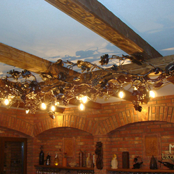 Kovaný hroznový luster na tráme - interiérový luxusný luster - svietidlo do vínnej pivnice