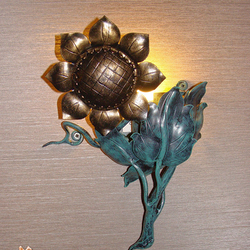 Slnečnica ako bočná lampa - luxusná lampa - ručne kované svietidlo tvorí osvetlenie wellness v Grand Hotel Praha