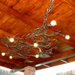 Exteriérový luster - stropné kované svietidlo v záhradnom altánku - výnimočný luster vykovaný v tvare koreňa 