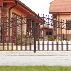 Kovaná brána vyrobená pre rodinný dom 