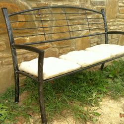 Kovaná lavička s vankúšmi - exteriérová lavička 