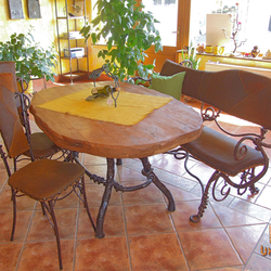 Exkluzívne kované sedenie - masívny stôl, kožené stoličky a lavička - dizajnový nábytok