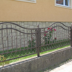 Kovaný plot - kombinácia vzorov - jednoduché moderné oplotenie rodinného domu