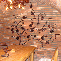 Svietnik kovaný vinič na stene - umelecký svietnik vo vínnej pivnici