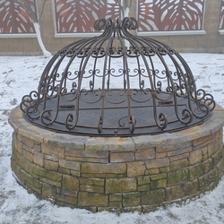 Kovaný kryt na studňu vyrobený pre rodinný dom na Orave