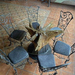 Masívny dubový stôl so sklom, ručne kovaným podstavcom a stoličkami - luxusný nábytok
