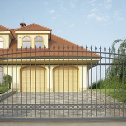 Posuvná kovaná brána vyrobená v UKOVMI pre rodinný dom