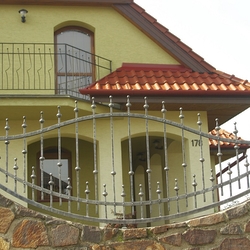 Rodinný dom ohradený kvalitným kovaným plotom - kované brány a ploty