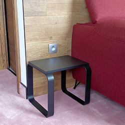 Jednoduchý oblúkový stolík - kovový moderný nábytok