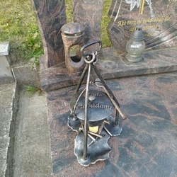 Spomienkový svietnik na hrob - umelecký kotlík s vareškou, ohniskom a popisom