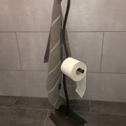 Dizajnový stojanový držiak na toaletný papier a uterák