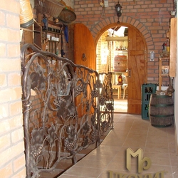 Zábradlie vo vínnej pivnici so vzorom viniča - umelecké zábradlie ručne vykované kováčmi v ateliéri kováčskeho umenia UKOVMI 