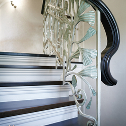 Luxusné interiérové kované zábradlie na schody s dreveným madlom - výnimočný dizajn