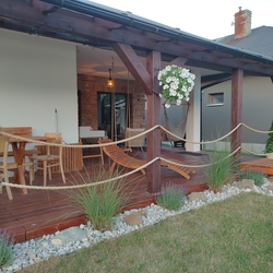 Terasa rodinného domu s lanovým zábradlím uchyteným kovanými držiakmi - záhradné doplnky